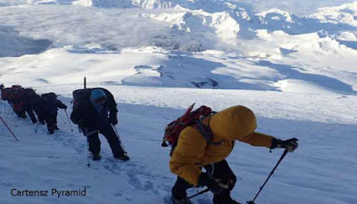 Pendaki Puncak Cartensz Pyramid