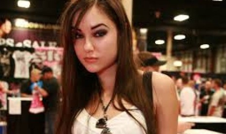 Pekan Lalu Ramai-ramai Baca Kitab Suci Bhagavad Gita, Pekan Ini Masyarakat Bali Justru Akan Dugem Bersama Artis Porno Dunia