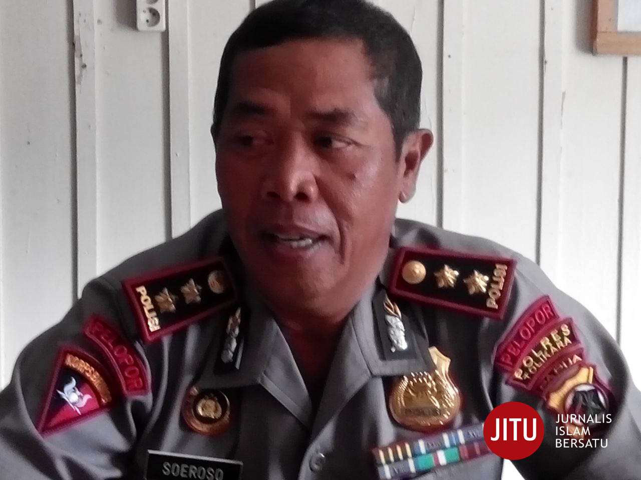 Kapolres Tolikara Diminta Turunkan Peci dan Dipukul di Dada oleh Massa GIDI